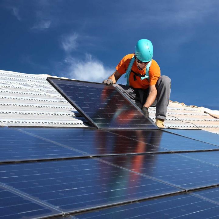 Pose de panneaux solaires par des professionnels certifiés Morlaàs